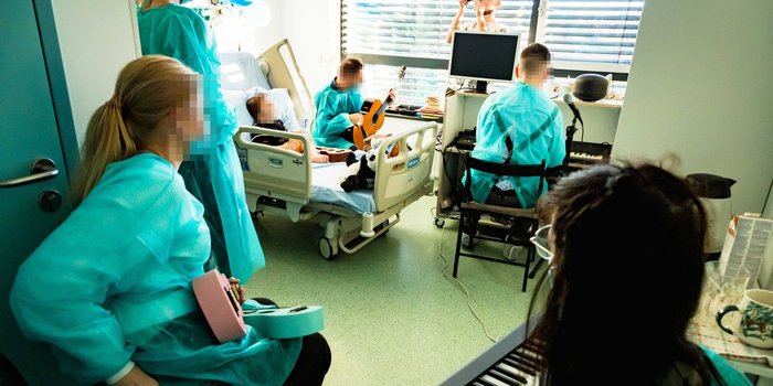 Sala szpitalna, dzieci i&nbsp;personel podczas wspólnego grania
