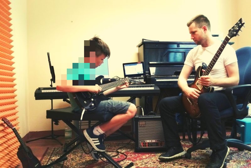 Nauka gry na gitarze z nastolatkiem