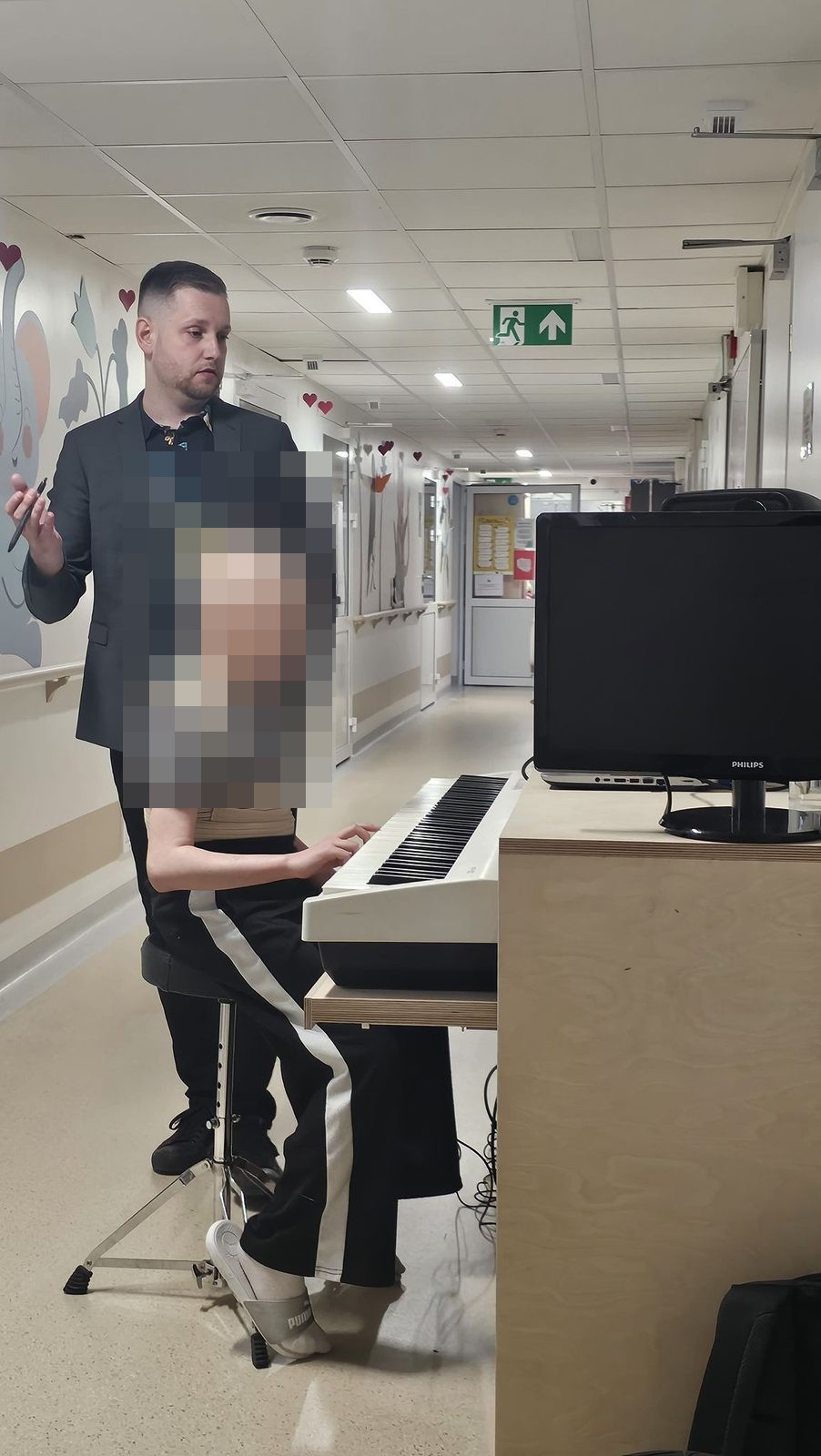 Nauka pierwszych dźwięków na pianinie