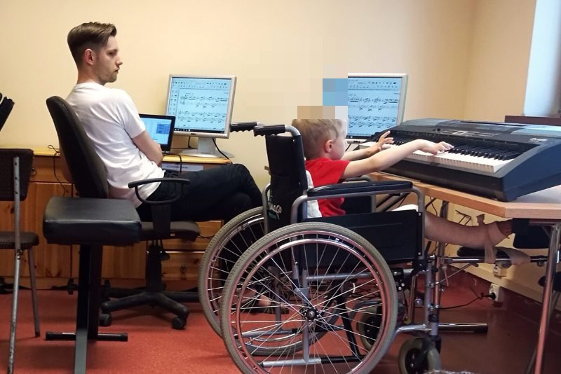 Dziecko uczy się grać na keyboardzie