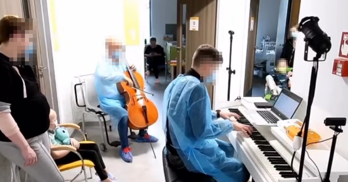 Wiolonczela i pianino na korytarzu