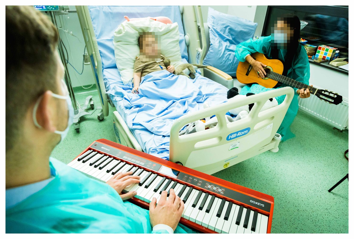 Gitara i keyboard przy jednym łóżku