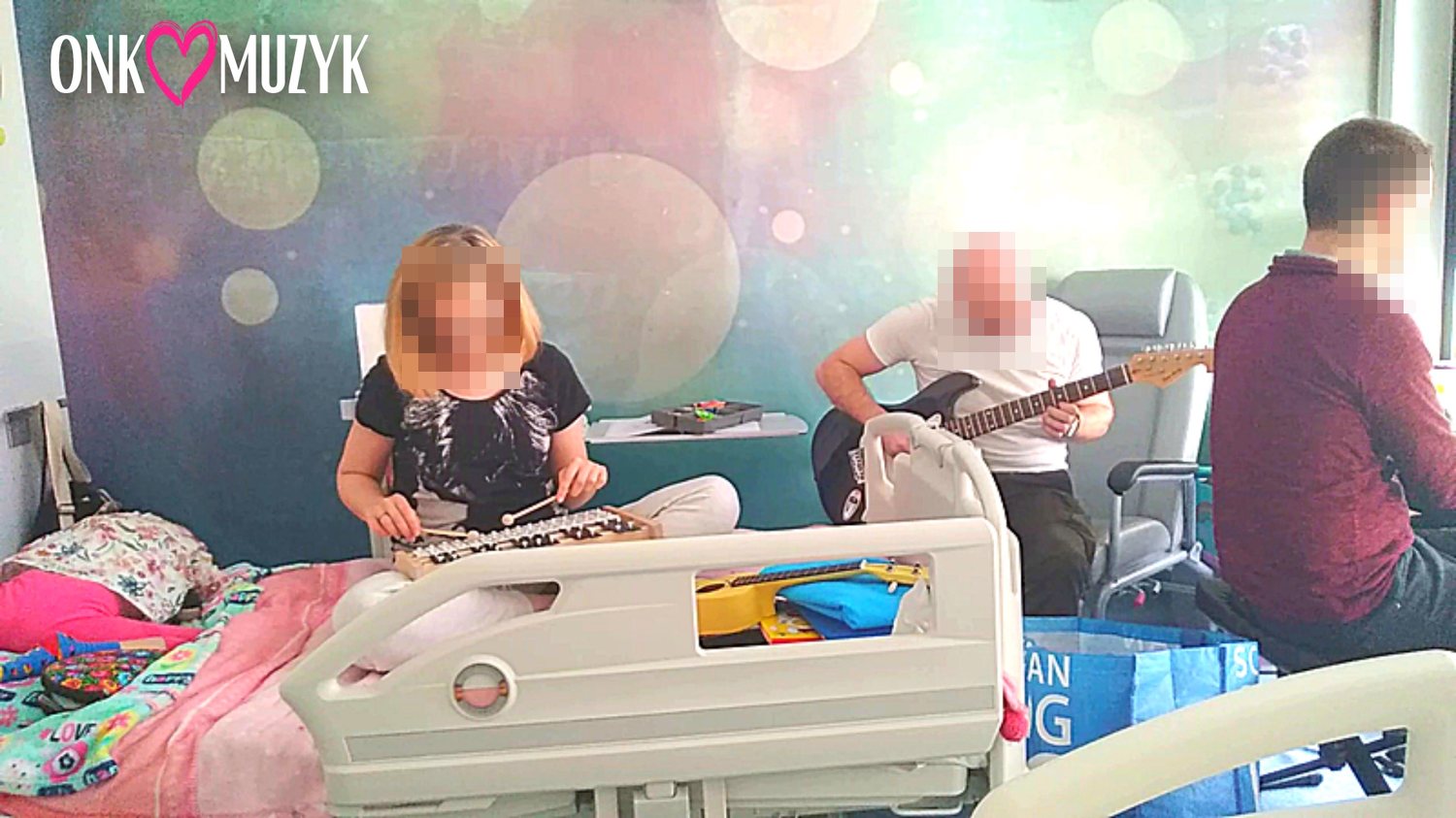 Gitara i śpiew przy łóżku